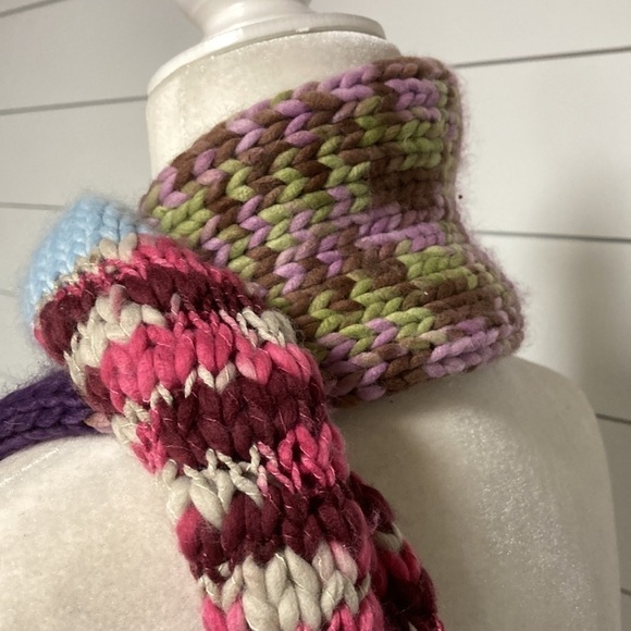 Bloomingdale’s Knit Scarf w/Pom Poms BNWT - Picture 8 of 10